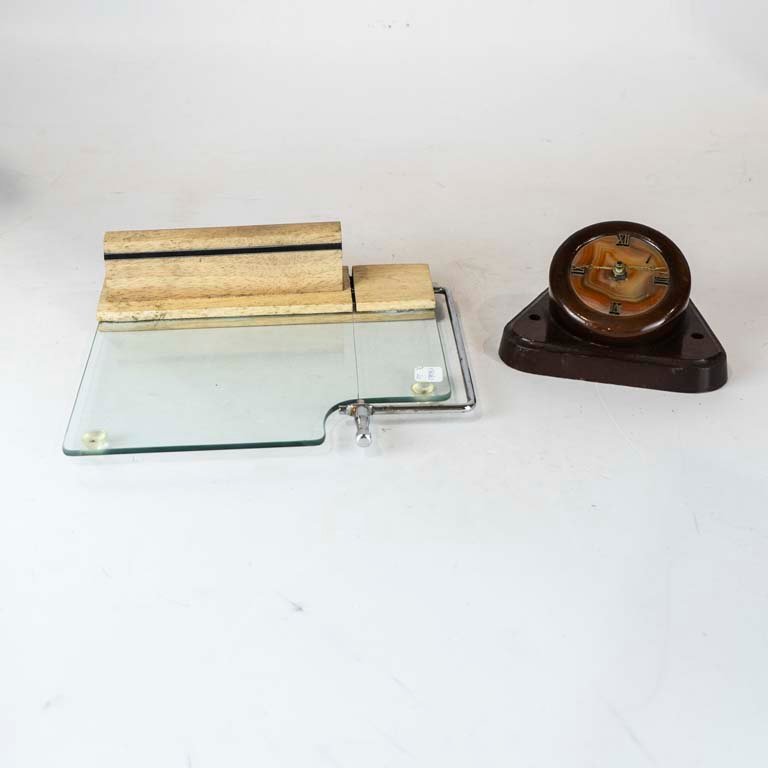 Lote siguiente: Cortador de queso y reloj de madera y piedra