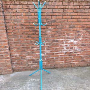 Lote siguiente: Perchero de Pie Azul con 12 Perchas