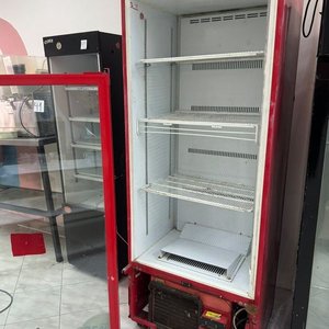 Lote siguiente: Heladera Exhibidora Roja de 1 Puerta con Estantes