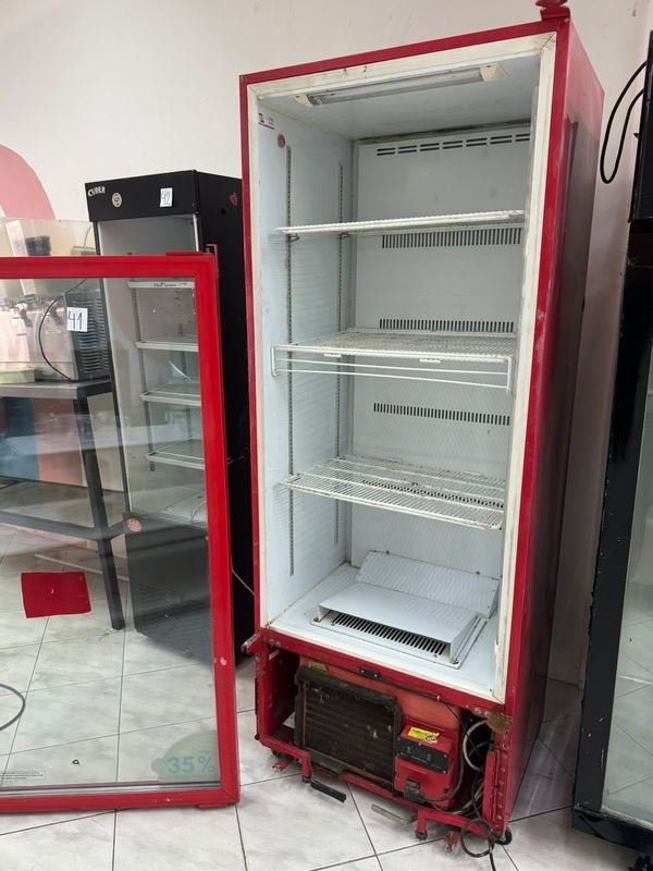 Heladera Exhibidora Roja de 1 Puerta con Estantes