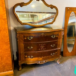 Lote anterior: Cómoda antigua con espejo ornamentado y marquetería