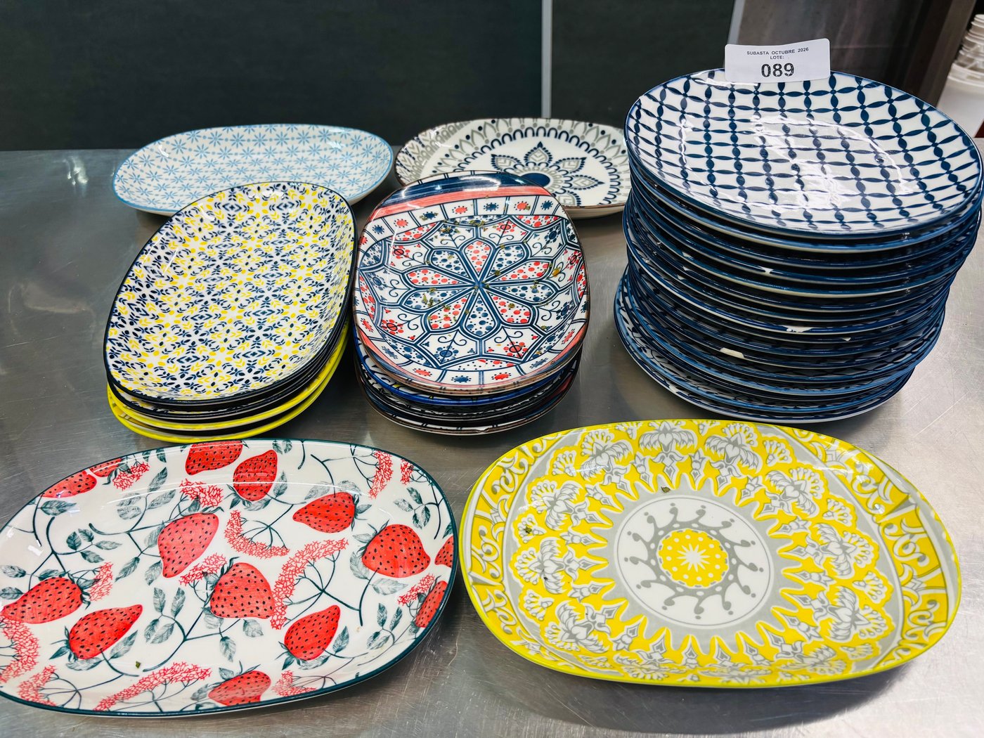 12 Bandejas de Loza Estampadas y 16 Platos Llanos