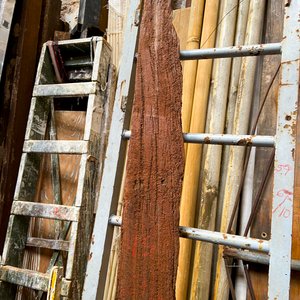 Viga Antigua de Madera Dura con Detalles y Desgaste - imagen 3