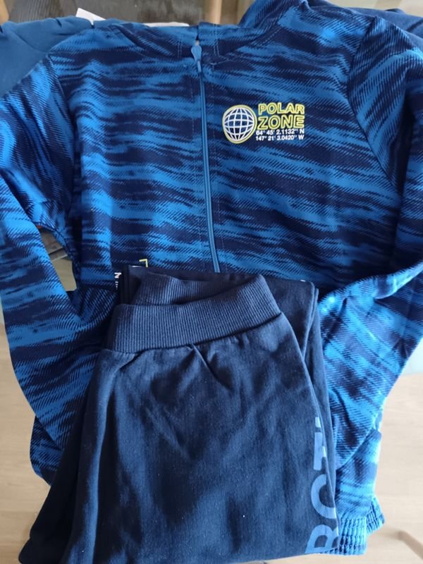 Conjunto deportivo de varón con camisetas, chaquetas y pantalones - imagen 3