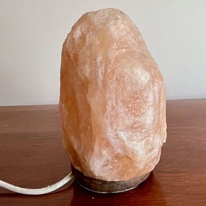 Lote anterior: Lámpara de Sal Rosa Natural con Base de Madera