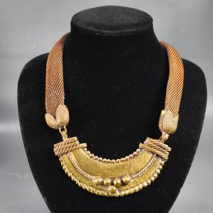 Dos Collares Artesanales: Étnico con Cuentas de Vidrio y Metal, y Diseño en Relieve - imagen 5