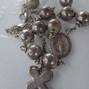 Lote siguiente: Antiguo Rosario de Plata con Medalla de la Virgen Milagrosa y Cruz