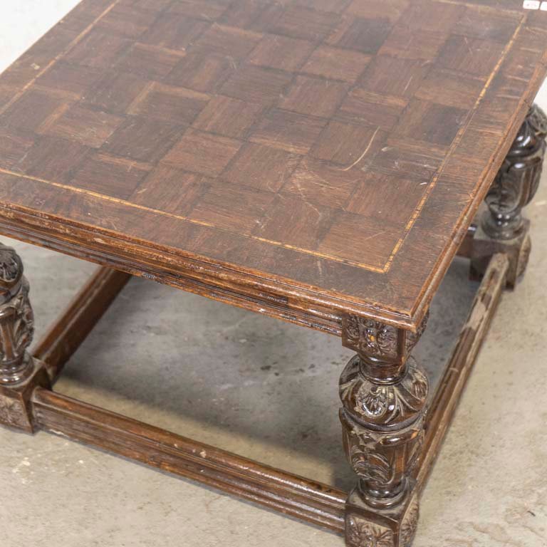 Mesa lateral de estilo Tudor con marqueterie y patas talladas - imagen 2