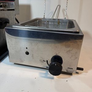 Par de Freidoras: Eléctrica Winco y a Gas Venancio (sin uso) - imagen 3