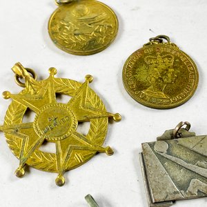 Lote de Dieciséis Medallas y Monedas Varias - imagen 4