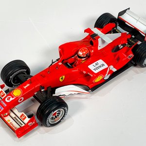 Maqueta Ferrari F2004 Michael Schumacher Hot Wheels 25 cm - imagen 2