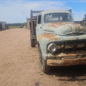 Lote siguiente: Camión Antiguo Ford y Auto Clásico Alfa Romeo