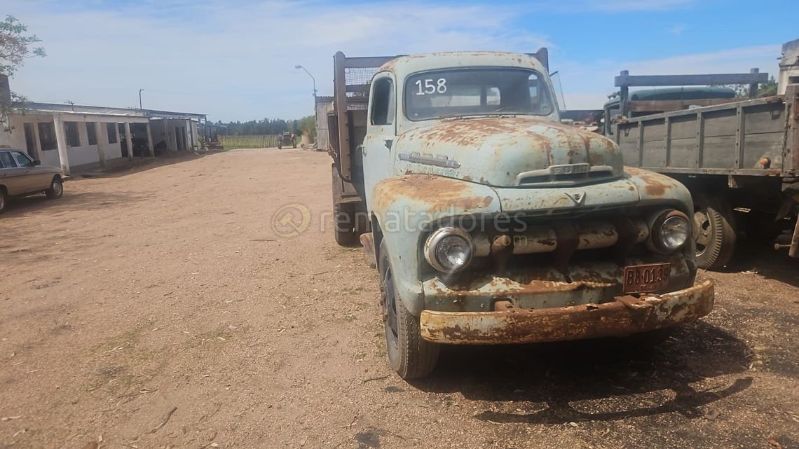 Camión Antiguo Ford y Auto Clásico Alfa Romeo