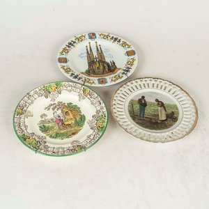 Lote siguiente: Lote de 3 Platos Decorativos de Loza y Porcelana (1 Inglés)