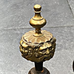 Par de Morillos de Hierro y Bronce con Rostros Decorativos - imagen 3