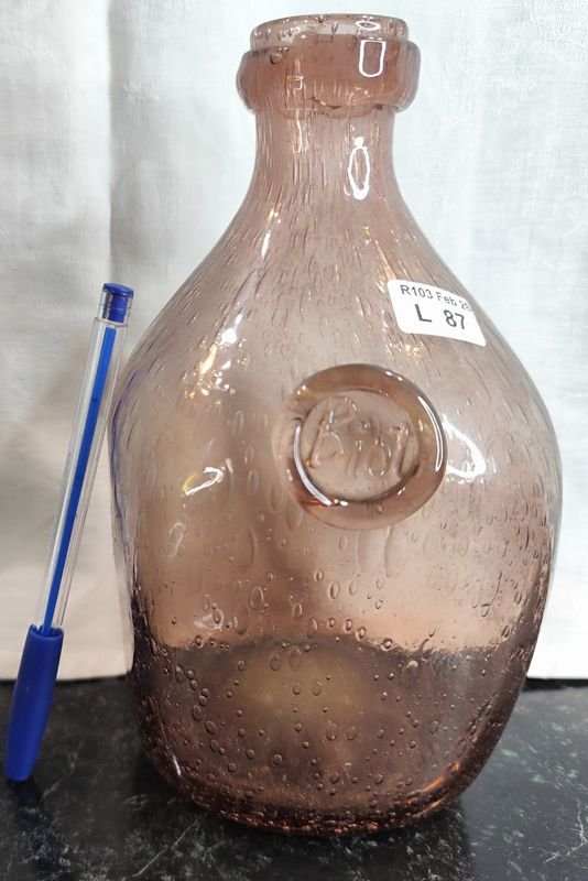 Botella de vidrio soplado en color púrpura claro - imagen 4