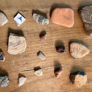 Fragmentos de Cerámica Antigua y Piedras de Colección - imagen 1