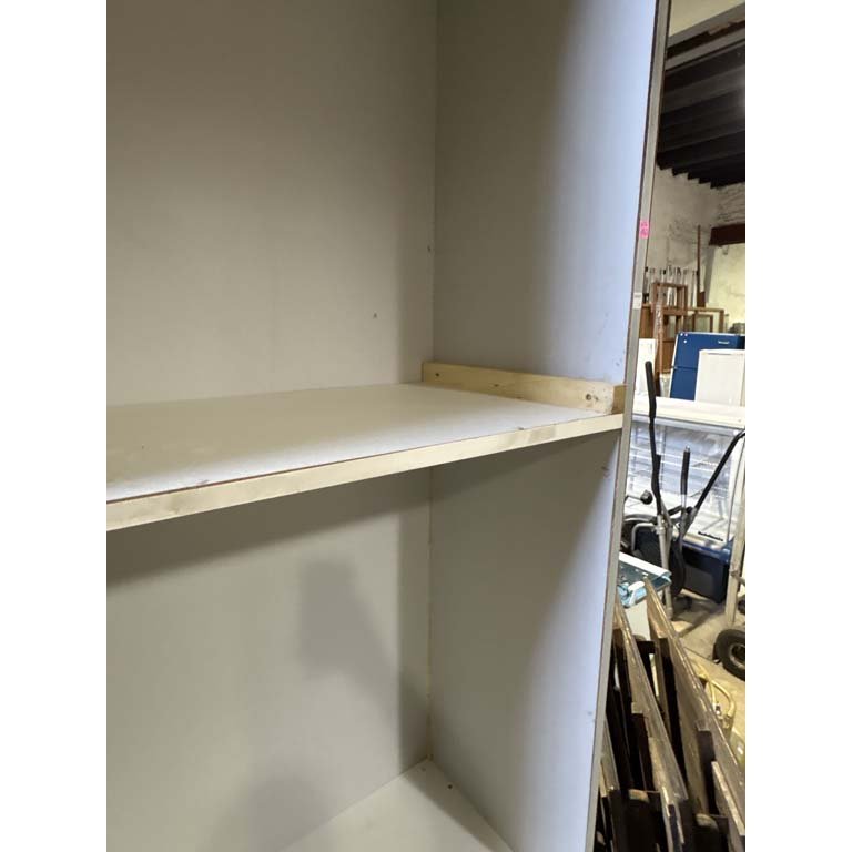 Mueble MDF con estante y detalles de humedad - imagen 2
