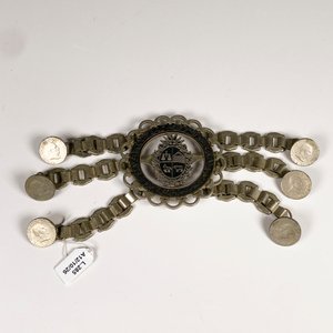 Rastra de Metal con Escudo Oriental y Monedas - imagen 2