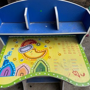 Pupitre Infantil con Silla, Diseño Divertido y Educativo - imagen 3