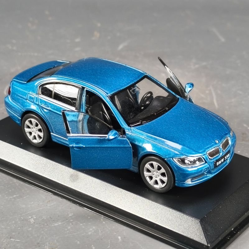 Modelo en escala 1/43 de BMW 330i, edición especial - imagen 6