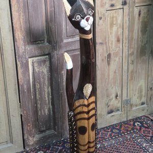 Figura Decorativa de Gato en Madera Tallada - imagen 1