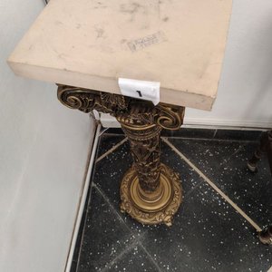 Pedestal de Mármol con Detalles Ornamentales Dorados - imagen 5