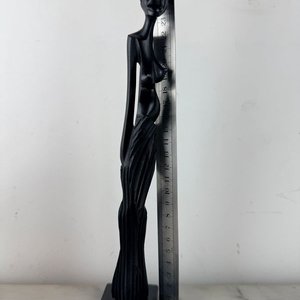 Lote siguiente: Talla Africana Estilizada de Ébano: Dama Elegante