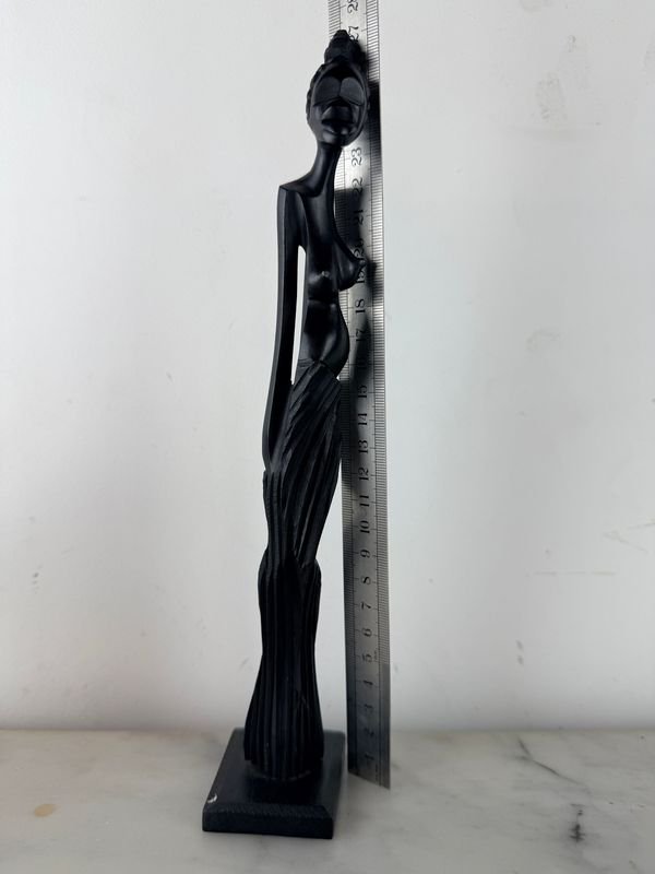 Talla Africana Estilizada de Ébano: Dama Elegante