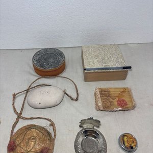Lote de Adornos y Cajas Antiguas: Bicicletas de Hierro, Ceniceros y Estuches Decorativos - imagen 19