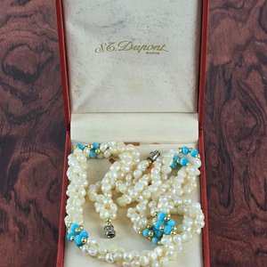 Lote siguiente: Collar de Perlas de Río con Detalles Turquesa y Dorados en Estuche S.T. Dupont