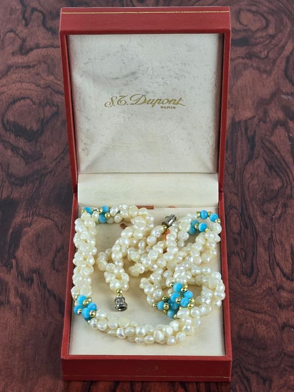 Collar de Perlas de Río con Detalles Turquesa y Dorados en Estuche S.T. Dupont
