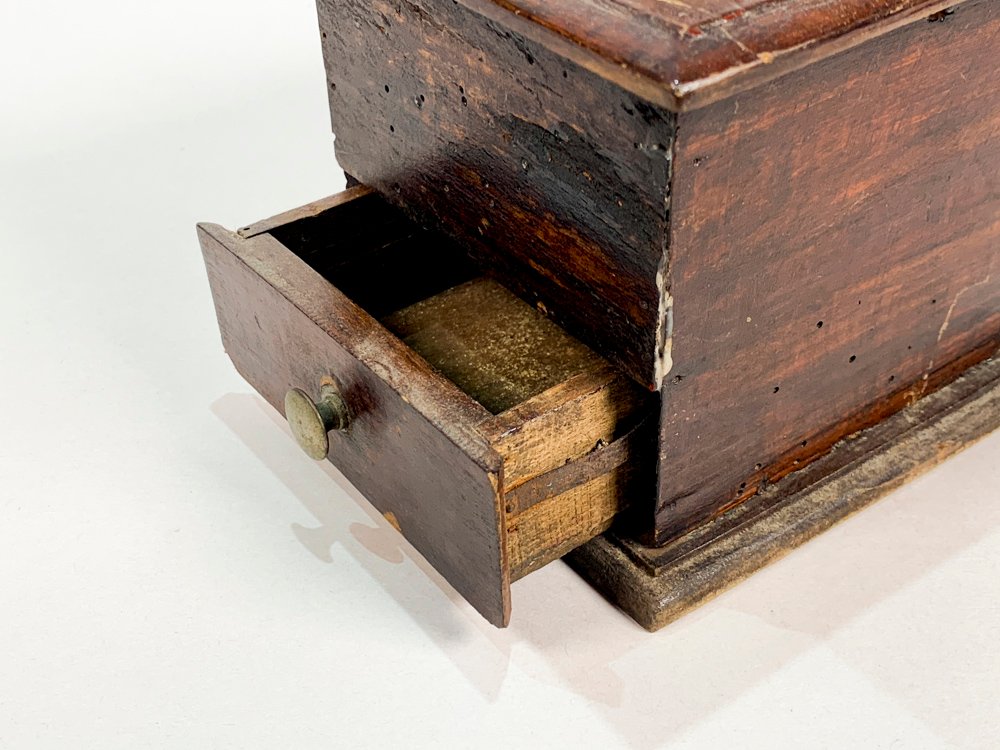 Molinillo en caja de madera lustre oscuro con detalles - imagen 3