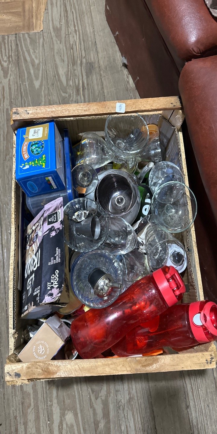 Caja de almacenamiento y vidrio varios