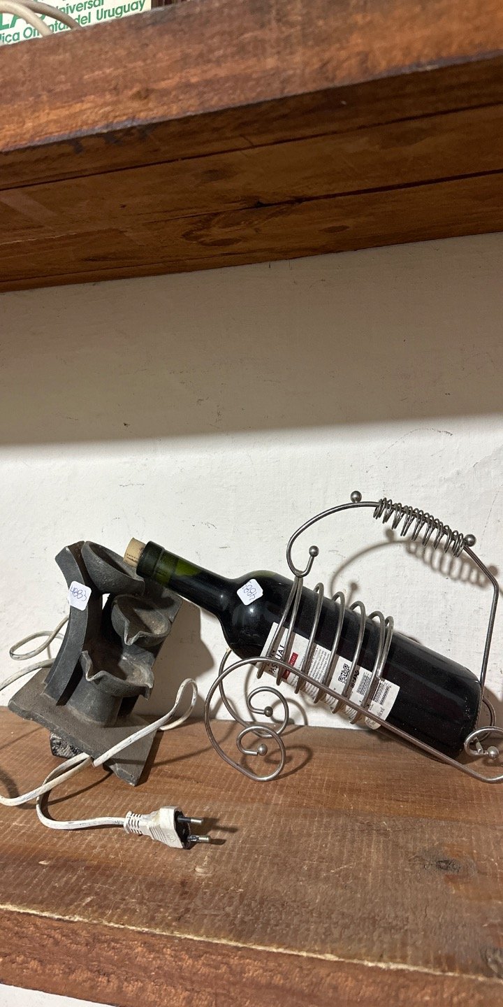 Vinero con fuente para vino