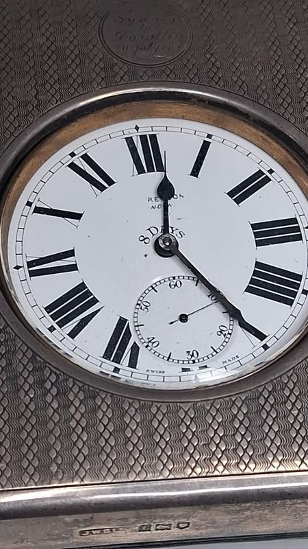 Reloj de viaje en plata con estuche y detalles - imagen 4
