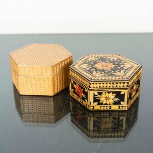 Lote siguiente: Par de Cajas Decorativas Hexagonales Estilo Oriental