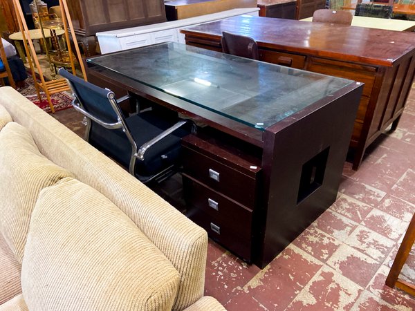 Escritorio moderno con silla de oficina - imagen 1