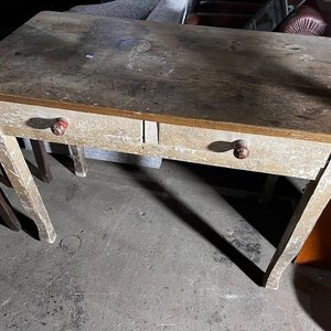 Mesa de Madera Rústica con Dos Cajones - imagen 2