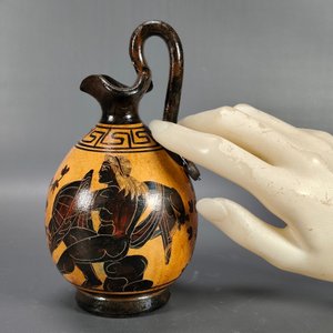 Lote siguiente: Jarrón Griego Clásico con Escena Mitológica - 16cm