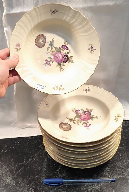 Lote siguiente: Platos de porcelana Royal Copenhagen de 22 cm, diseños florales y excelentes condiciones