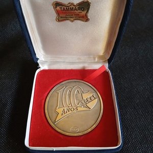 Lote siguiente: Medalla Conmemorativa Centenario Club Nacional de Football 1899-1999 - Joyería Tammaro