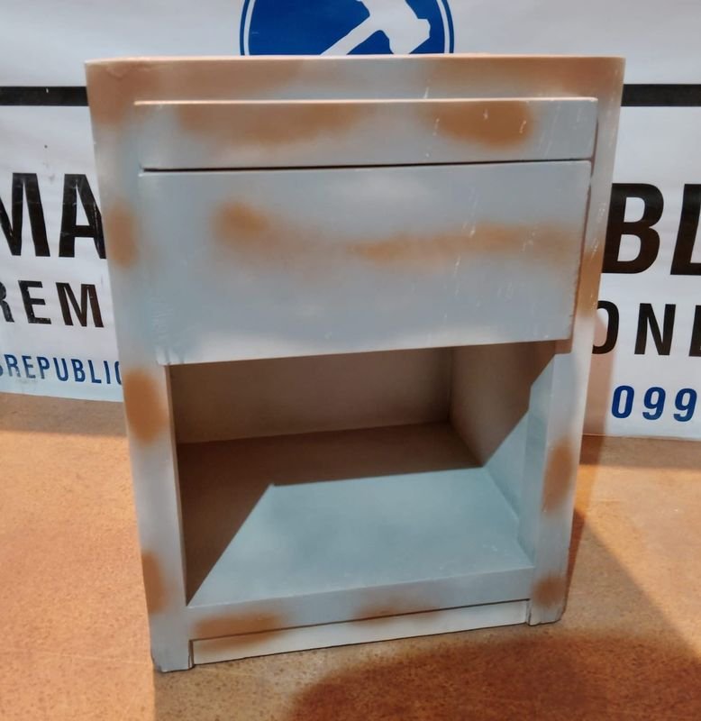 Lote anterior: Mesa de luz de metal con gabinete y estantería
