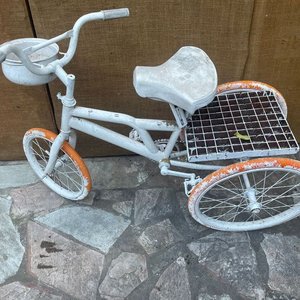 Triciclo Decorativo Blanco con Detalles Naranja - imagen 1