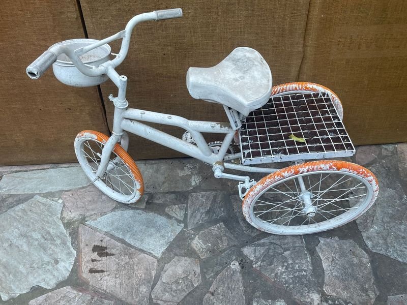 Triciclo Decorativo Blanco con Detalles Naranja
