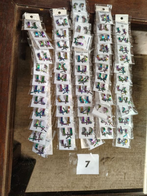 62 Pares de Arracadas de Acero Inoxidable con Efecto Tornasolado