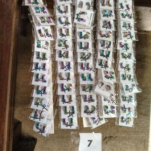 Lote siguiente: 62 Pares de Arracadas de Acero Inoxidable con Efecto Tornasolado