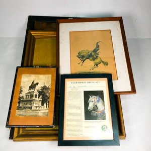 Lote de Cinco Cuadros: Óleo y Láminas con Motivos Ecuestres y Monumentales - imagen 2