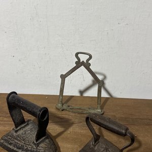 Lote anterior: Dos Planchas Antiguas de Hierro con Soporte