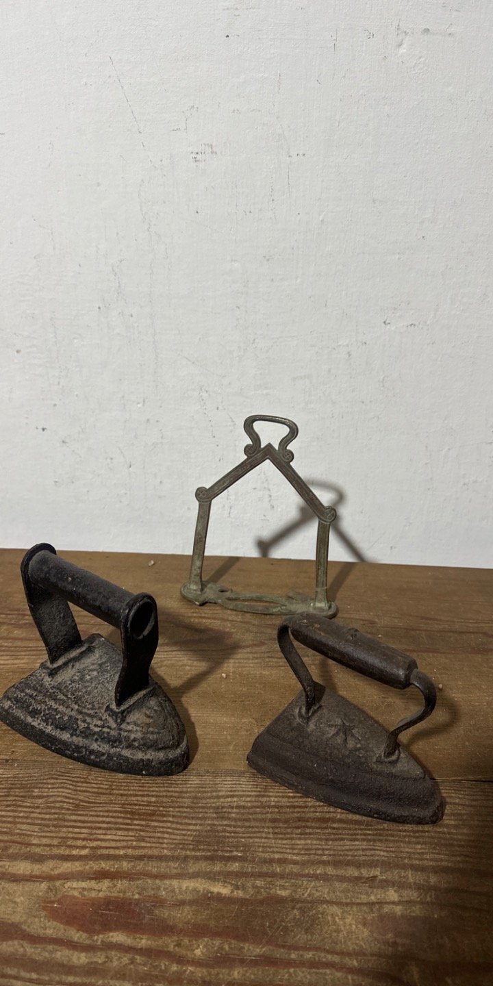 Dos Planchas Antiguas de Hierro con Soporte